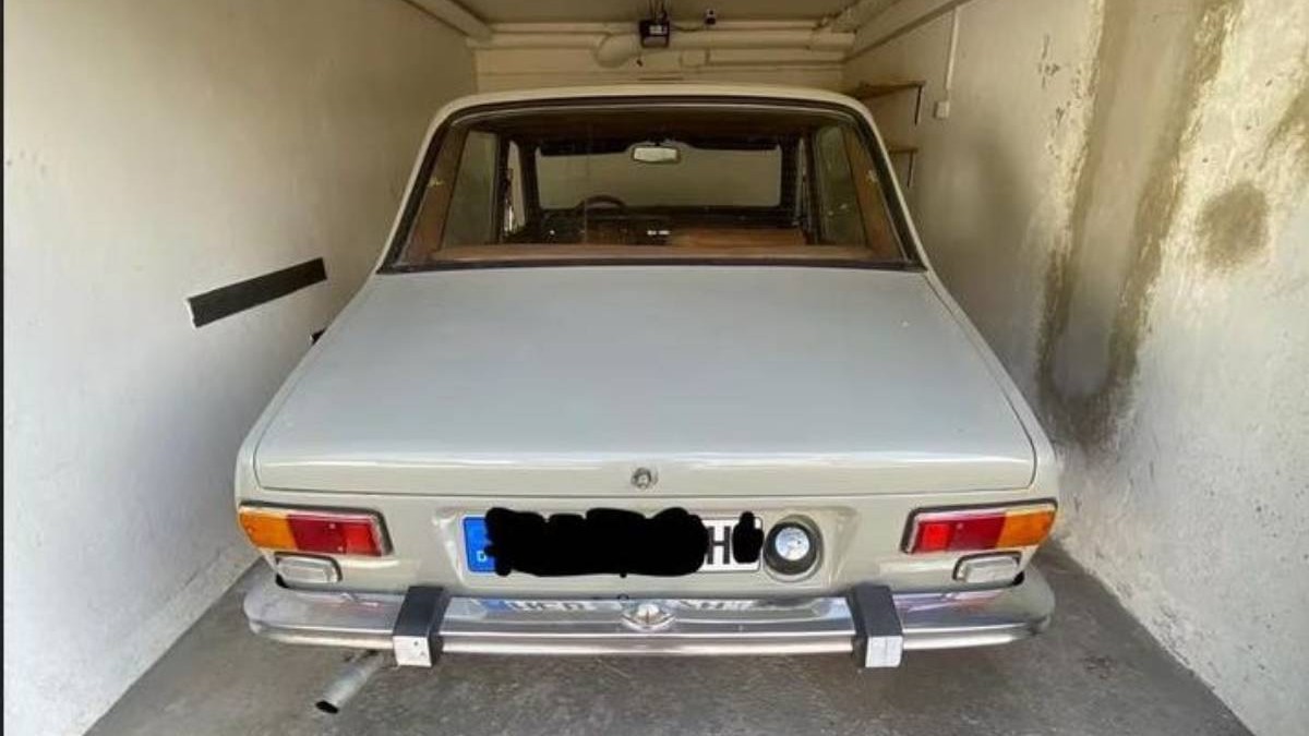 mașină Dacia 1300 de culoare gri, fabricată în iunie 1981 la uzina de la Mioveni