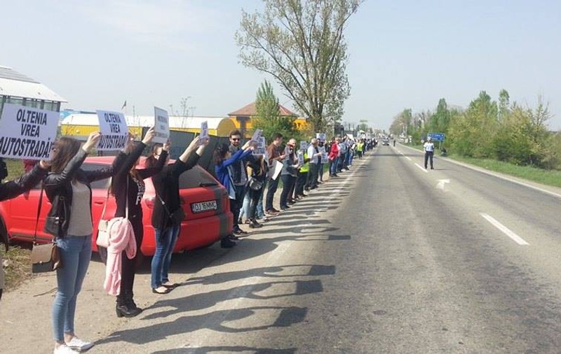 Oltenii nu se lasă! Au făcut din nou lanţ uman pentru autostradă