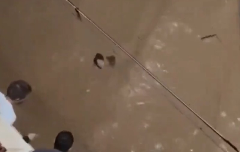 Femeie luată de ape în Valencia, sub privirile îngrozite ale unor oameni care stăteau pe balcon | VIDEO