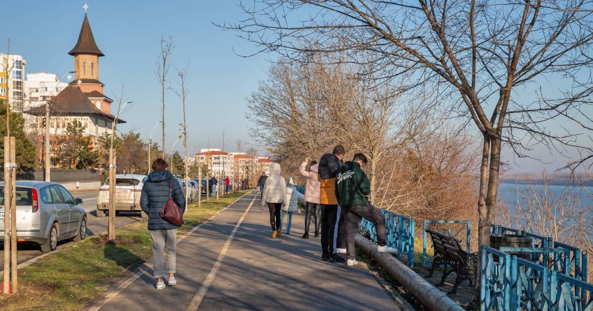 Oamni imbracati gros se plimba pe faleza Dunarii din Galati, iarna, ianuarie 2025