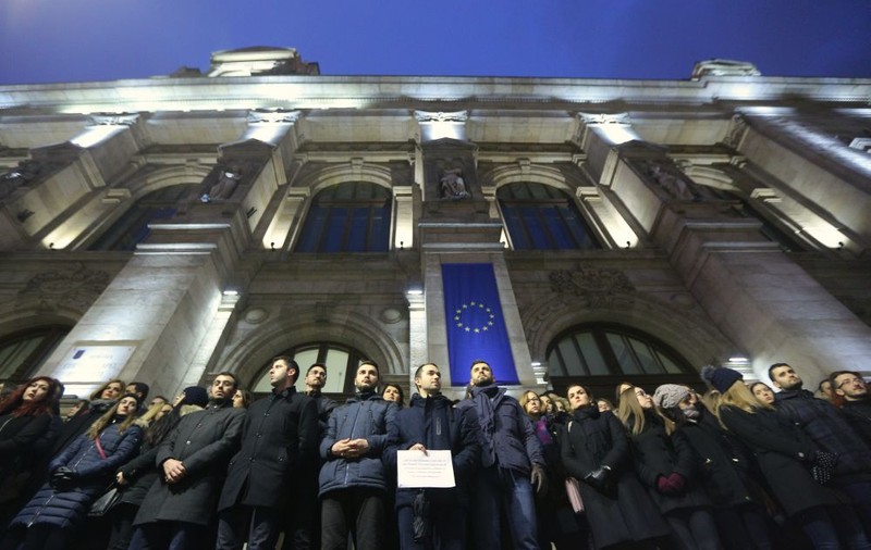 Funcționarii vor putea comite de acum abuzuri „legale” dacă le fac pentru prieteni sau rude îndepărtate - procurori