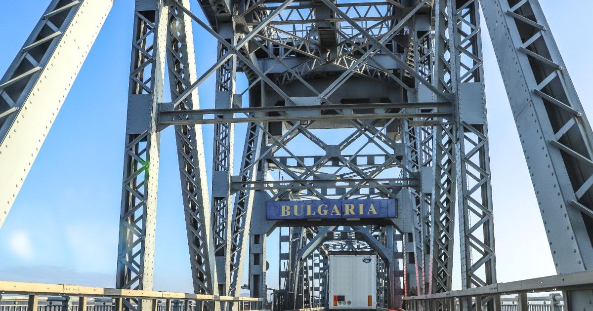 Imagine cu podul Prieteniei Giurgiu - Ruse. În imagini se vede și o plăcuță pe care scrie „Bulgaria”, dar și un TIR
