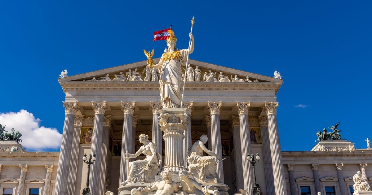Parlamentul Austriei din Viena, clădire guvernamentală cu coloane și statuia zeiței grecești Athena, zeița înțelepciunii, războiului și păcii. Centrul orașului Viena