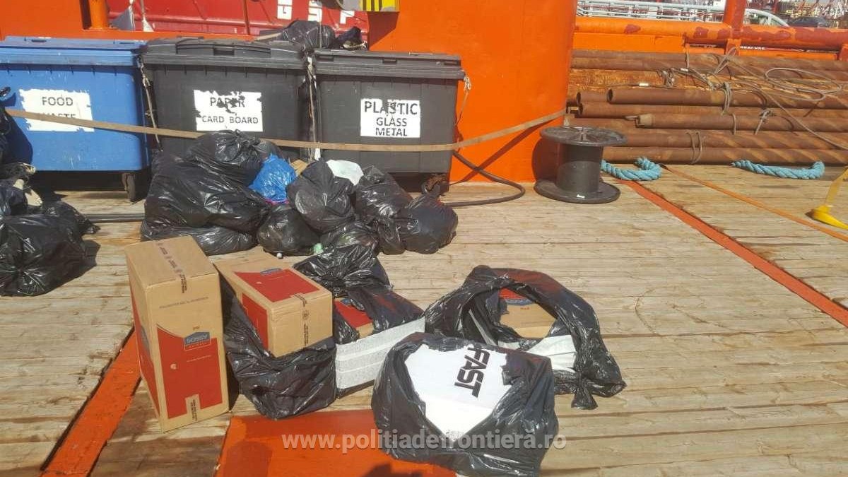 țigări ascunse în tomberoane de gunoi