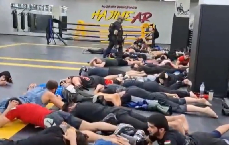 Raiduri efectuate de polițiști ruși înarmați cu ciocane într-un club de MMA. Mai mulți ruși au fost trimiși forțat la recrutare