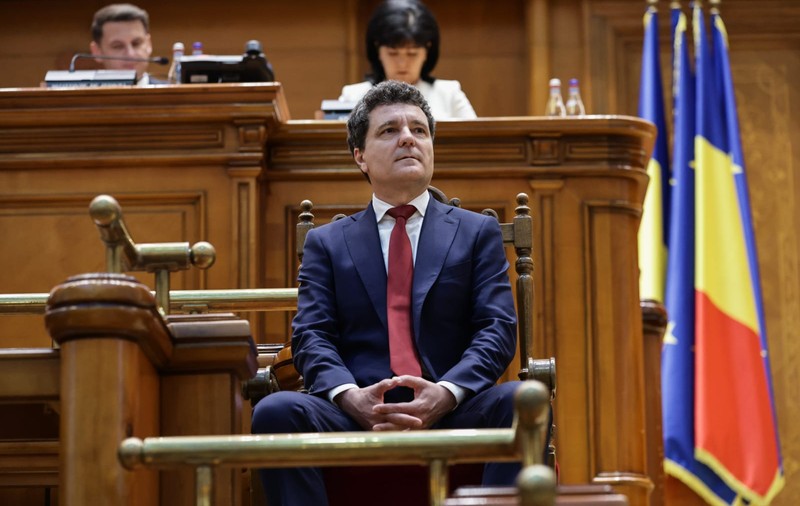 Nicușor Dan arată încă din prima zi că va fi președinte-jucător. Detalii surprinse la ceremonia de învestire: de la buna-dispoziție a lui Băsescu la încolonarea clasei politice | Reportaj
