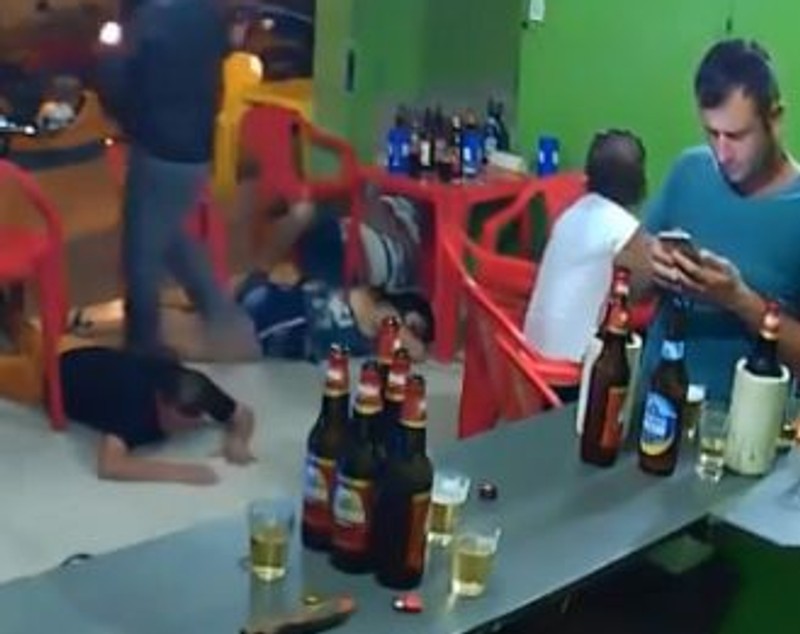 Dependent de telefonul mobil, n-a văzut jaful petrecut sub ochii lui într-un bar | FOTO