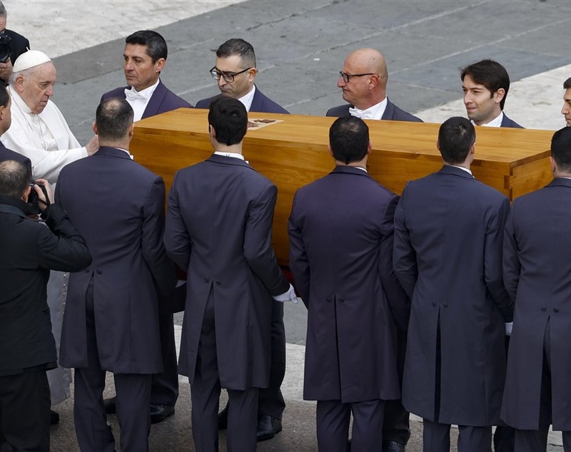Fostul Papă Benedict al XVI-lea a fost înmormântat. Liturghia, oficiată în premieră de un papă aflat în funcție
