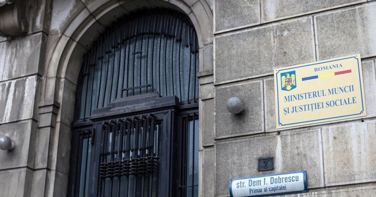intrarea în mediul ministerului muncii, unde este afișată o tăbliță aurie metalică cu textul „Ministerul Muncii și al Justiției Sociale” și o altă tăbliță gri cu albastru ude este scrisă adresa „str. Dem I. Dobrescu - Primar al capitalei”