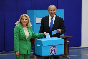 epa10278405 Former Israeli Prime Minister and leader of the Likud party Benjamin Netanyahu (R) and his wife Sara cast their ballots at a polling station during Israeli general elections in Jerusalem, Israel, 01 November 2022. Israelis are heading to the polls to elect the 120 members of the 25th Knesset, or parliament, during the fifth general election held in four years. EPA-EFE/ABIR SULTAN