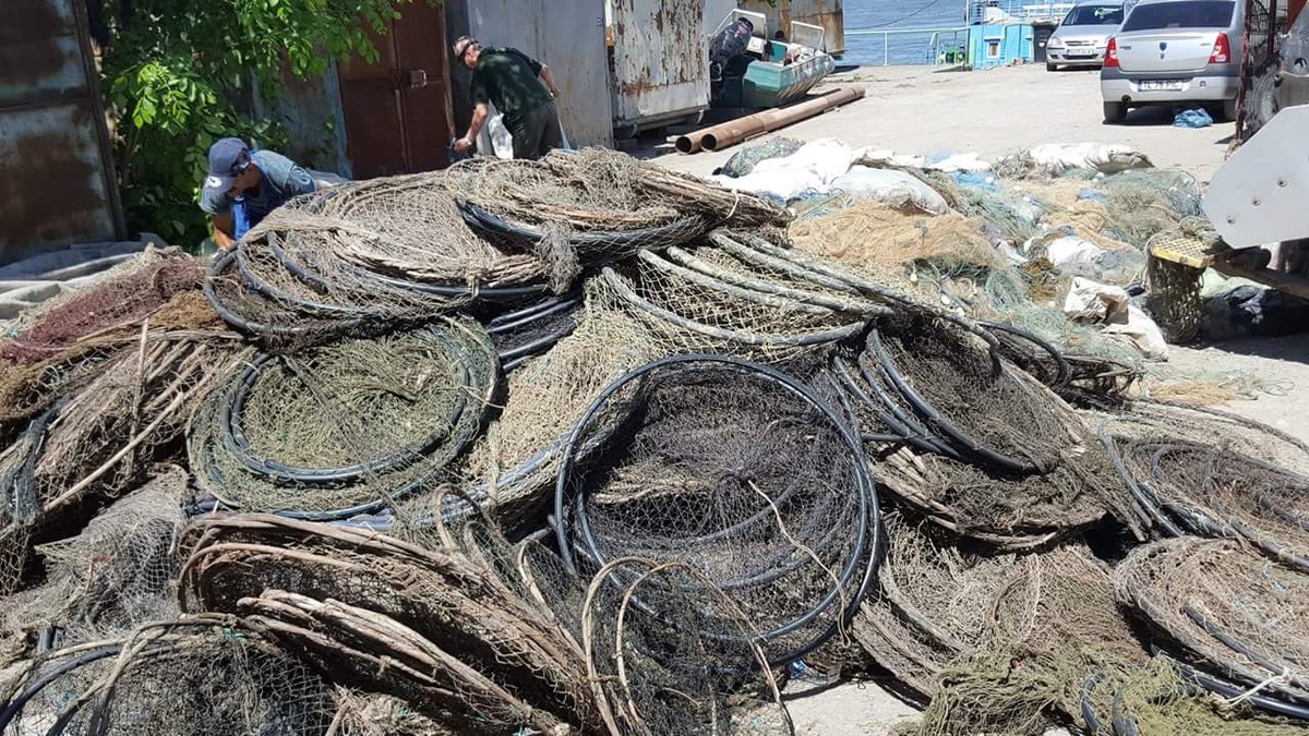 Aproape patru tone de unelte de pescuit confiscate de la braconieri au fost distruse și date la reciclare