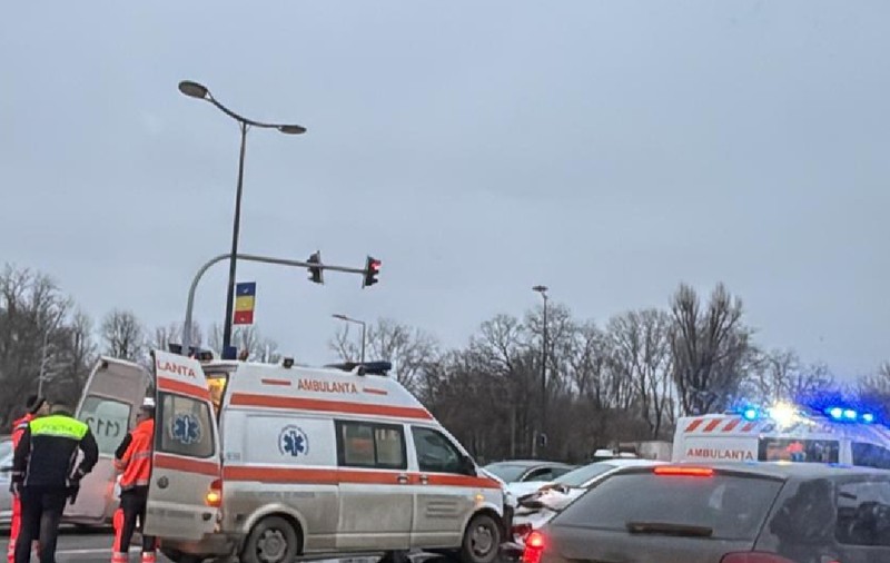 O ambulanță aflată în misiune la Constanța, care ducea un pacient la spital, a fost implicată într-un accident