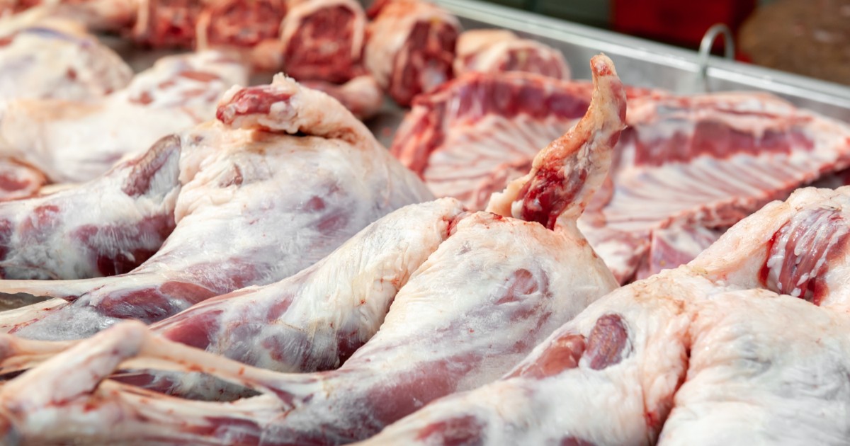 În imagine sunt ilustrate bucăți de carne de oaie, care se află pe o vitrină