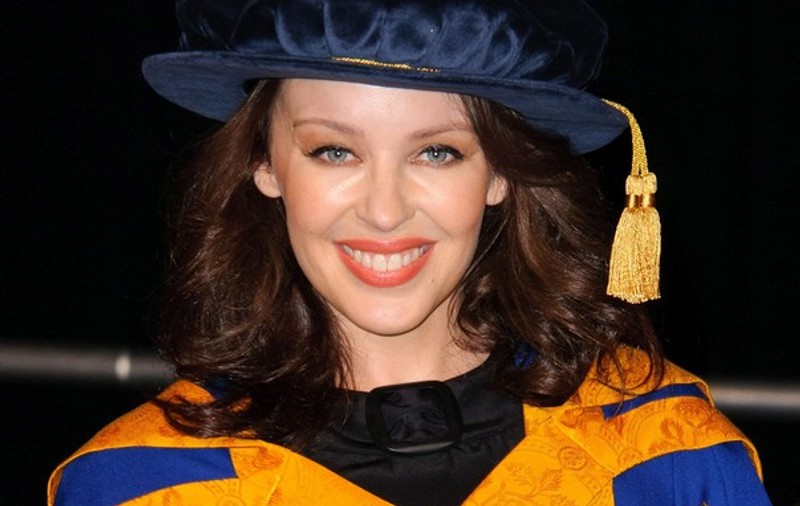 Foto | Kylie Minogue și-a schimbat look-ul. Îți place cum îi stă șatenă?