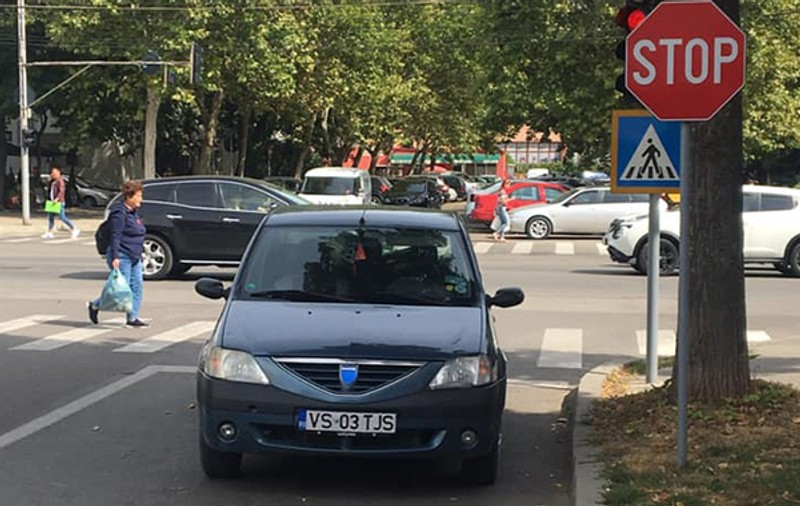 Parcare de trei ori ilegală, la Vaslui. Cum a putut să-și lase un șofer Dacia