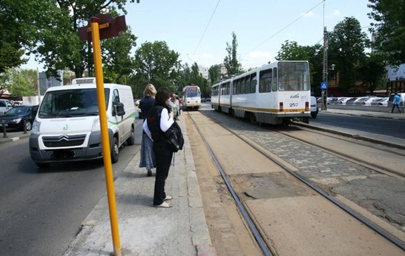 Femeie călcată de o mașină, în Capitală, după ce a căzut de pe refugiul de tramvai. Martorii spun că i s-ar fi făcut brusc rău