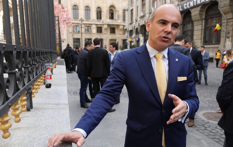 FOTO&VIDEO | Rareș Bogdan începe lupta cu PSD citând din Petre Țuțea: „Cu stânga nu îţi poţi face nici măcar cruce! Crucea se face cu mâna dreaptă”