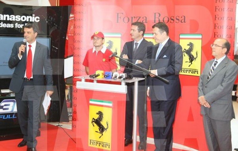 Românii se pot îmbulzi din nou la promoţiile magazinului Ferrari