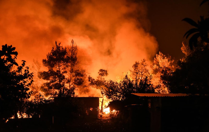 Sute de turiști evacuați din insula grecească Samos din cauza incendiilor de pădure