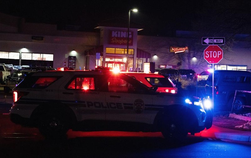 Zece morți într-un schimb de focuri la un supermarket, în Colorado. Suspectul este rănit