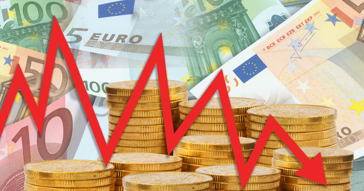 Bancnote și monede de euro. În prim-plan este o săgeată roșie, în scădere
