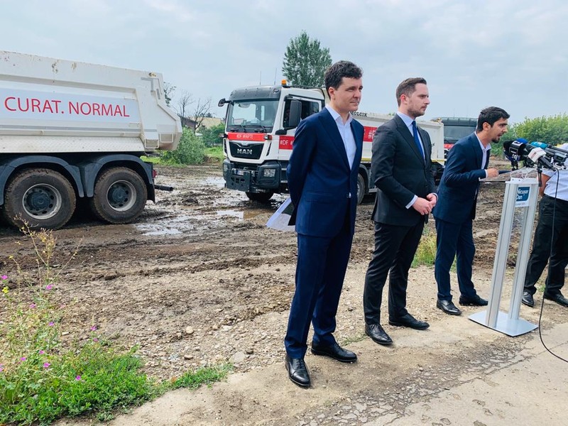 Mașinile Primăriei Sectorului 5 au claxonat pe toata durata conferinței de presă. Foto: Echipa de comunicare a PNL
