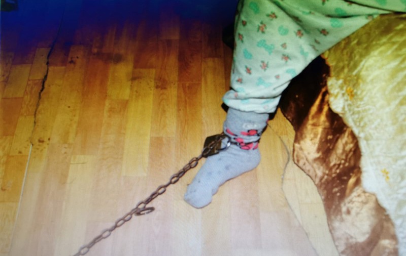 O fetiță de 10 ani, ținută legată cu lanțul în casă de bunica ei, la Dolj. Femeia a fost arestată la domiciliu