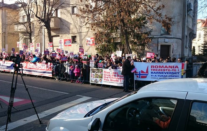 Protest în București pentru familia de români lăsată fără copii de statul norvegian