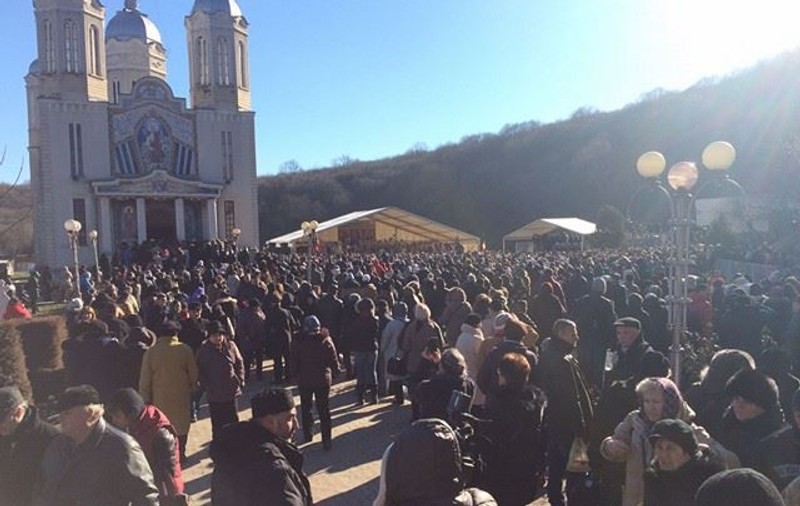 Pelerinaj la Peștera Sfântului Andrei, în județul Constanța. Zeci de mii de oameni au stat în frig ca să se roage la ocrotitorul României