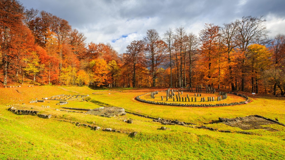 priveliște spectaculoasă a ruinelor cetății Sarmizegetusa Regia, fosta capitală a Daciei, situată în Munții Orăștiei