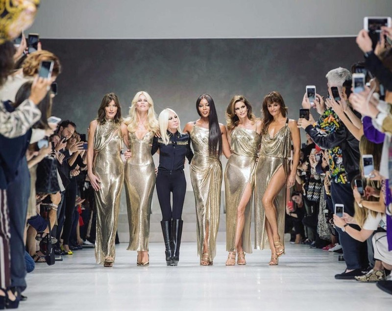 FOTO | Modele celebre ale anilor 90, din nou pe podium. Cum arată, după 20 de ani, Carla Bruni, Claudia Schiffer, Naomi Campbell și Cindy Crawford