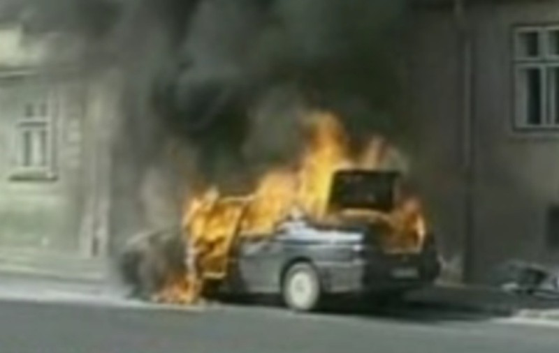 A sărit din maşină exact înainte ca vehiculul să ia foc