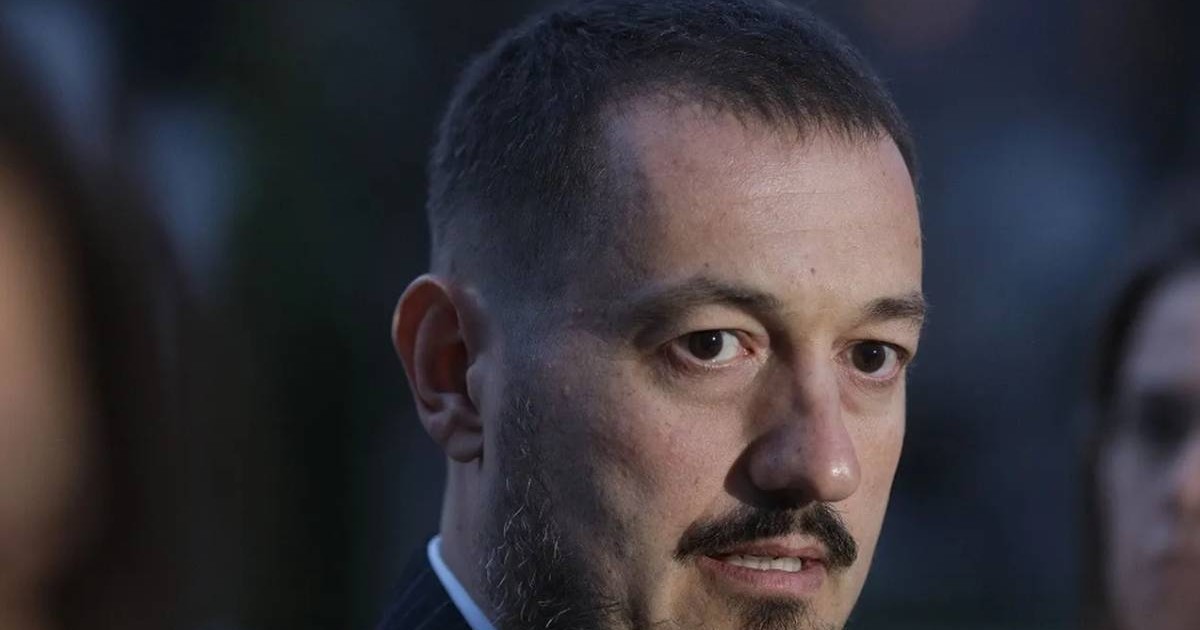 Portret strâns Bogdan Pîrlog, procuror militar, fundal negru