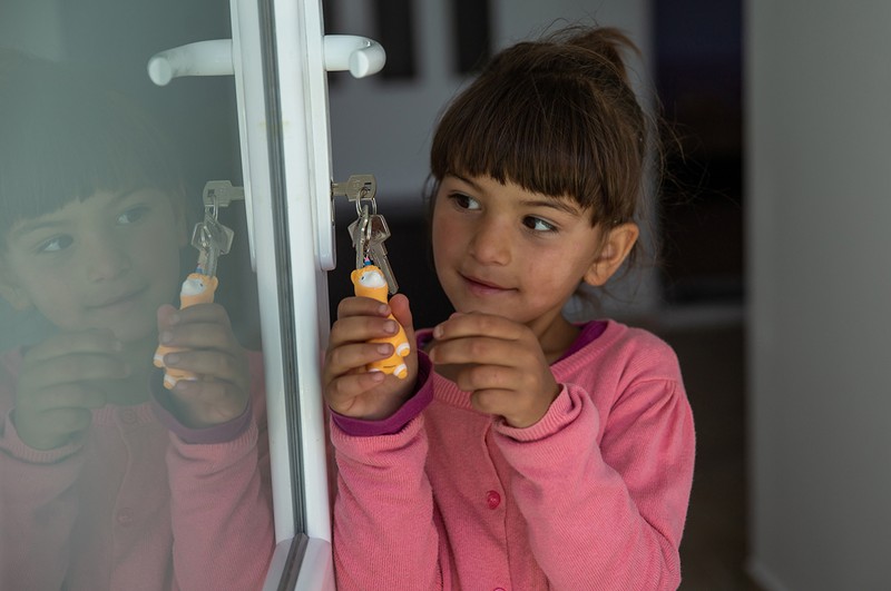 Mara Mocanu, 5 ani, admiră cheile casei pe care două asociații i-au ridicat-o în urma unei strângeri de fonduri. Mara și familia sa locuiau într-un hambar înainte de apariția unui articol în Libertatea, care a determinat foarte mulți oameni sa doneze bani și materiale de construcții pentru noua casă. Finta, județul Dâmbovița, 16 mai 2020