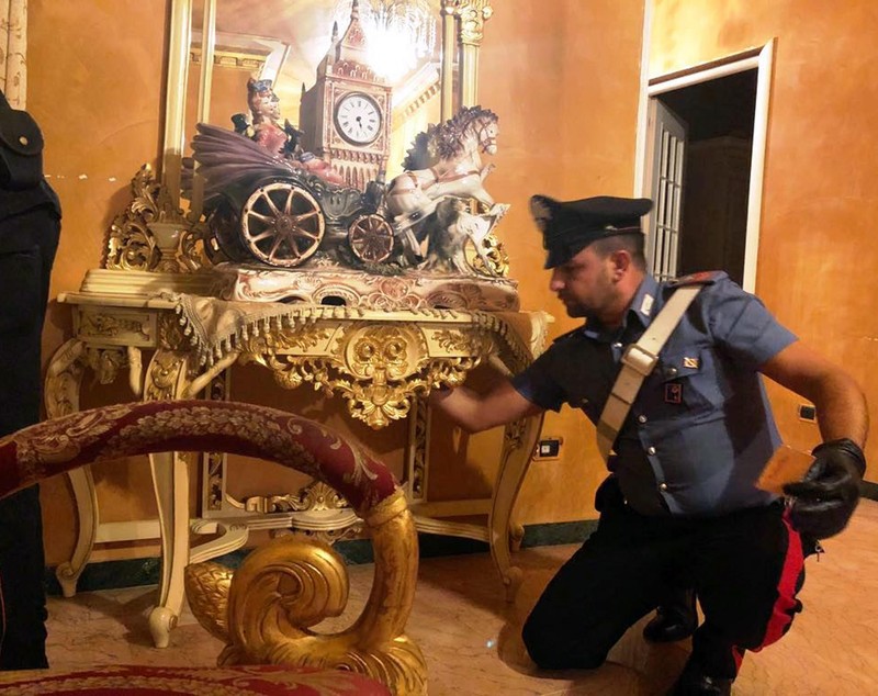 FOTO | Imagini cu interiorul casei acoperite cu aur al celui mai temut grup mafiot din Italia