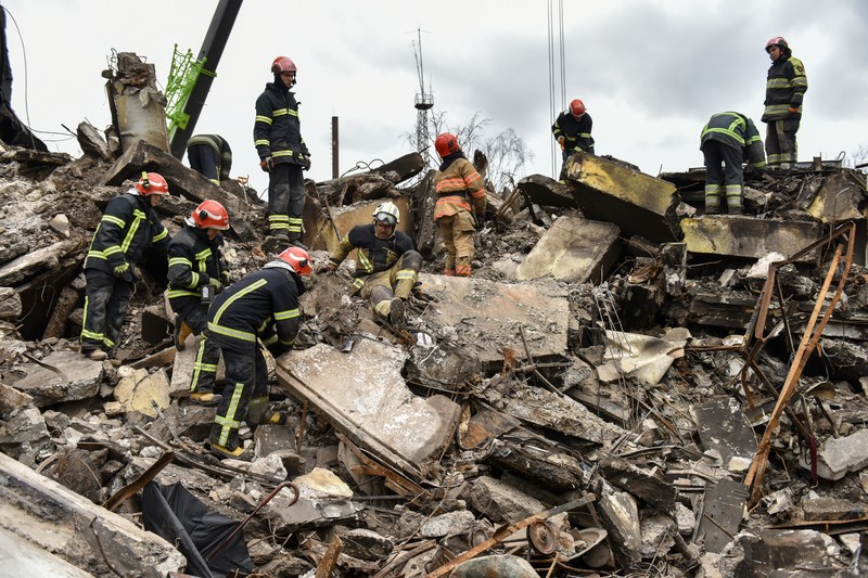 Salvatorii ucraineni caută supraviețuitori sub dărâmăturile unui bloc de apartamente distrus în orașul Borodianka, 9 aprilie 2022 | Sursa foto: EPA