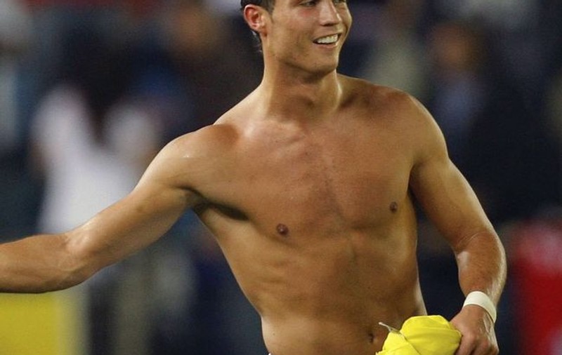 Cristiano Ronaldo face 3.000 de abdomene pe zi