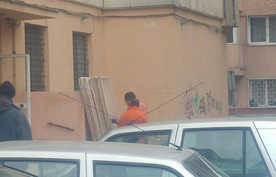Angajați ai CNAIR renovau un apartament din Capitală