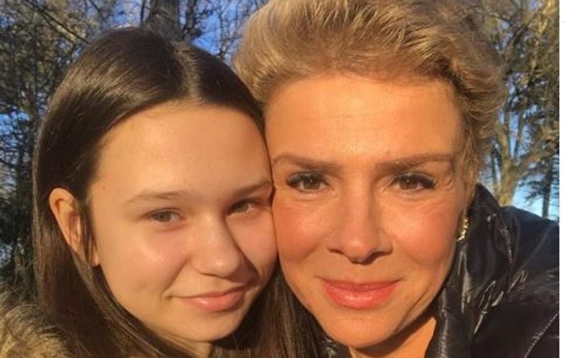 “Nu te pregătesc cărțile de parenting pentru adolescența copilului”.  Cum se înțelege Teo cu fiica ei, Maia, în vârstă de 15 ani