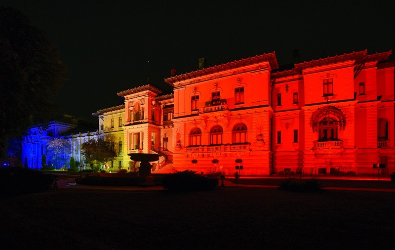 Instituțiile statului, iluminate în culorile tricolorului, de Ziua Națională; Palatul Victoria, acoperit de steagul României