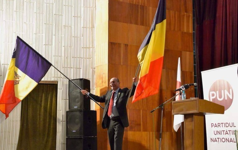 Băsescu: Copiii din Republica Moldova au cântat ”Treceţi, batalioane române, Carpaţii!” în satul natal al lui Igor Dodon