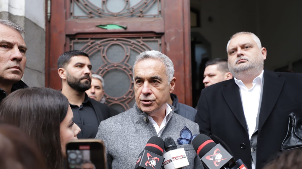 Călin Georgescu în fața Judecătoriei Sectorului 4