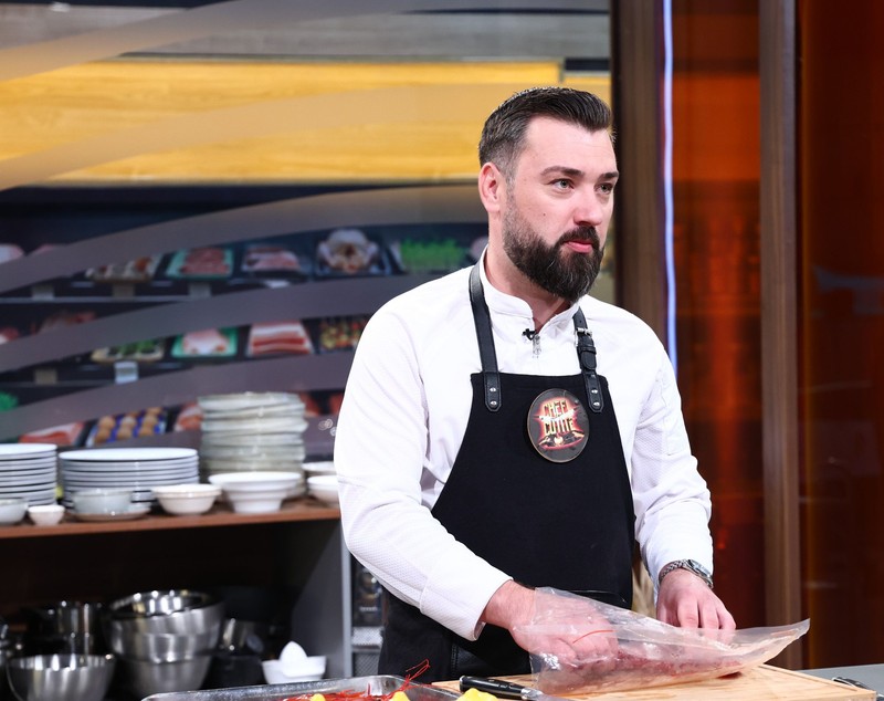 Cine este Alex Dodoaia de la „Chefi la cuțite”, sezonul 17. „Aveam de pregătit zilnic câte 16 feluri de mâncare”