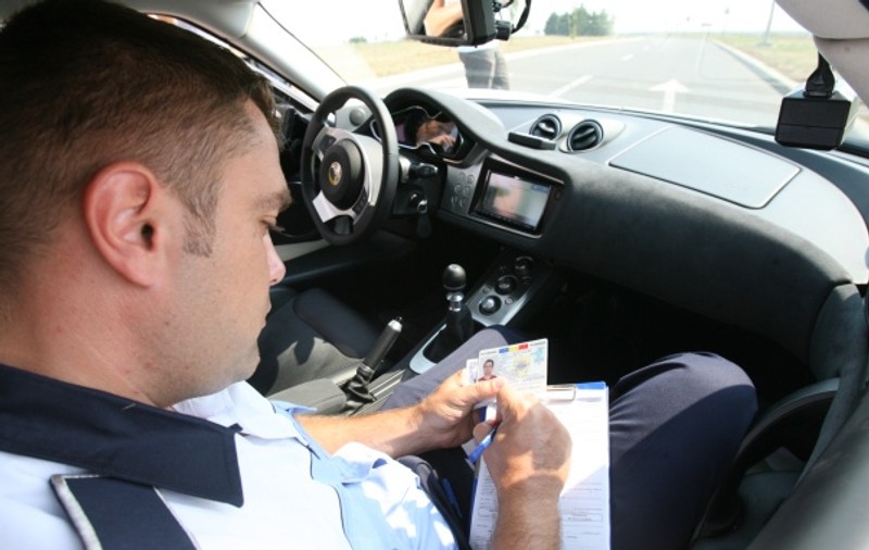 Camerele video instalate pe maşinile de poliţie sunt ilegale? Tu ce părere ai?