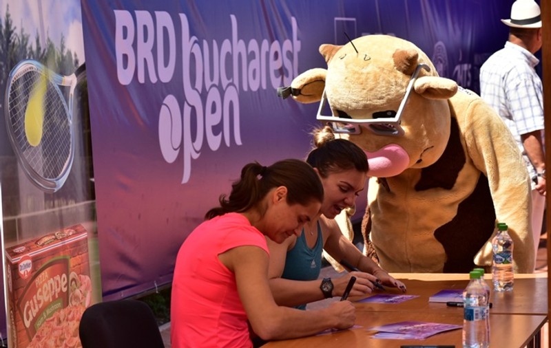 Openul de tenis al României. Simona Halep a dat autografe la foc automat, la ”Kids Day”. O nuntă a perturbat calificările de sâmbătă / FOTO&VIDEO