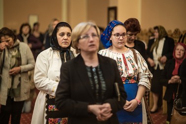 George Stroilescu, 42 de ani, locuiește în Spania din 2006. Lucrează de șapte ani ca șofer pe motostivuitor, iar duminica face parte din corul bisericii. În fotografie, bate toaca la Biserica Ortodoxă Sf. Nicolae din Castellón de la Plana