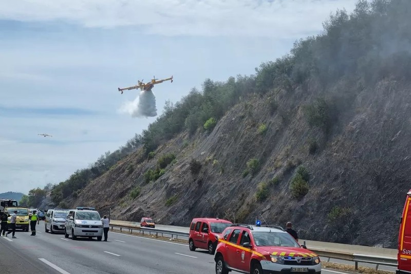 Un avion cu apă a stins incendiul declanșat de accident. Foto: Twitter