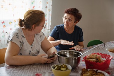 Una dintre profesoarele care însoțește grupul de copii ucraineni îi explică Melaniei, cu ajutorul Google Translate, că băieții au nevoie de o tunsoare.