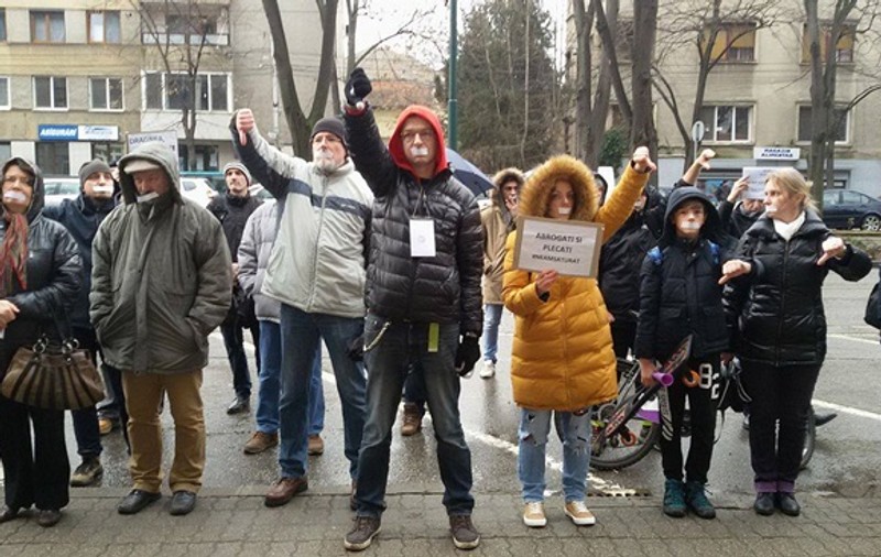 Protest la Timișoara, în pauza de masă. Aproape 70 de oameni și-au lipit benzi pe gură