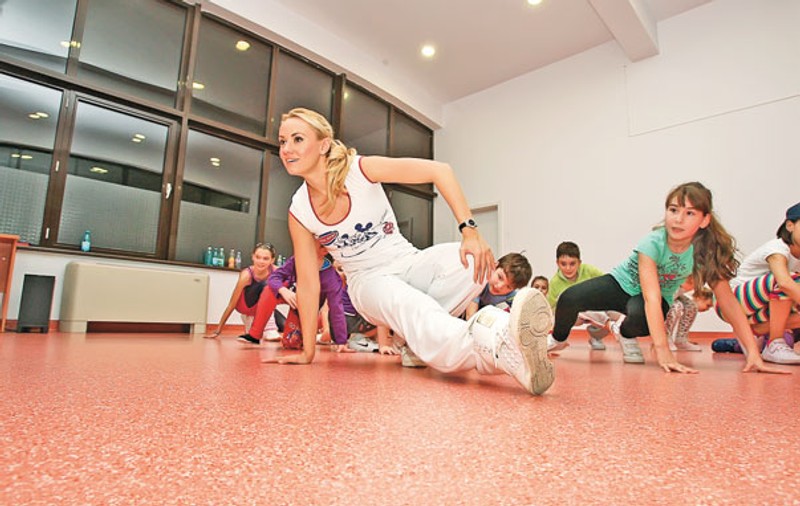 Profă la pici | «Bebeluşa» Oana învaţă 25 de copii să danseze | FOTO